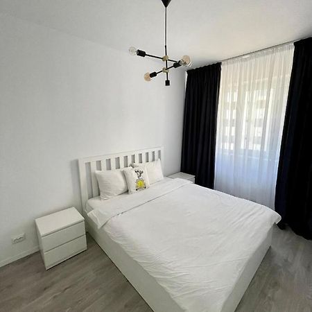 Cozy 1 Bedroom Apartment Орадя Екстер'єр фото