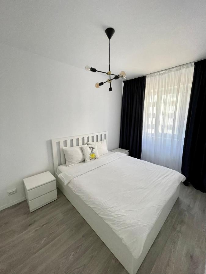 Cozy 1 Bedroom Apartment Орадя Екстер'єр фото