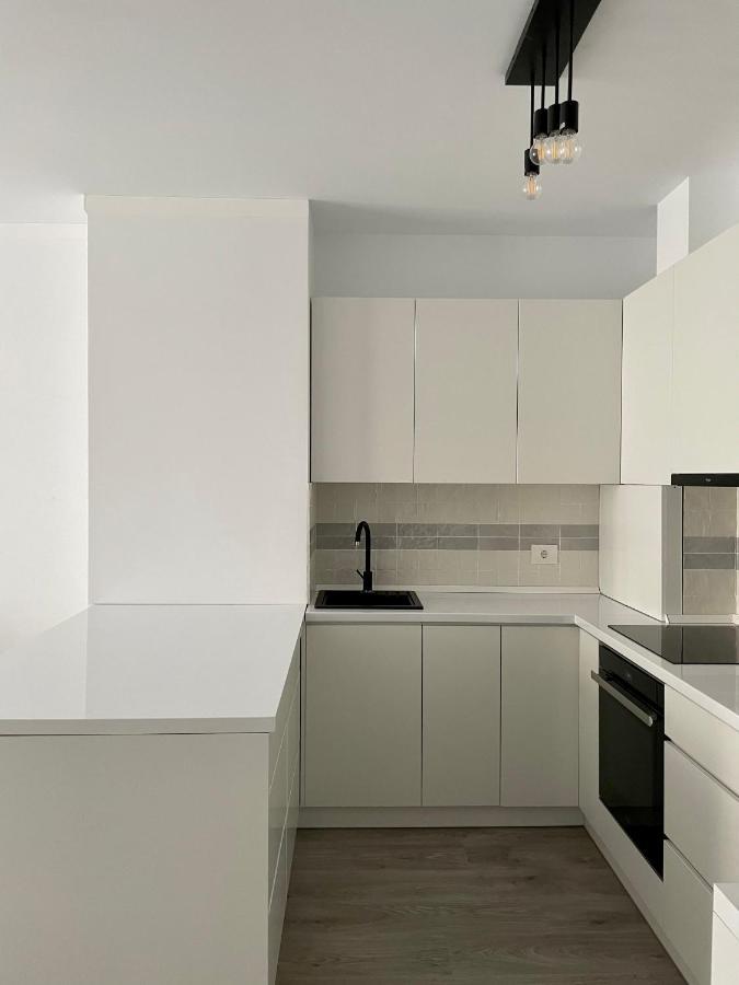 Cozy 1 Bedroom Apartment Орадя Екстер'єр фото