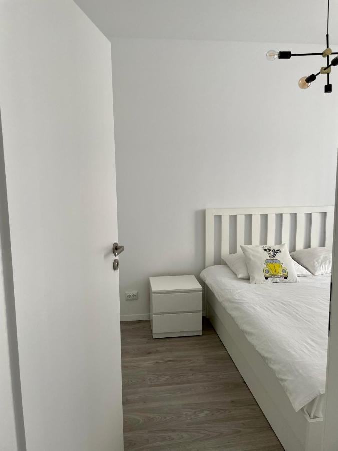 Cozy 1 Bedroom Apartment Орадя Екстер'єр фото